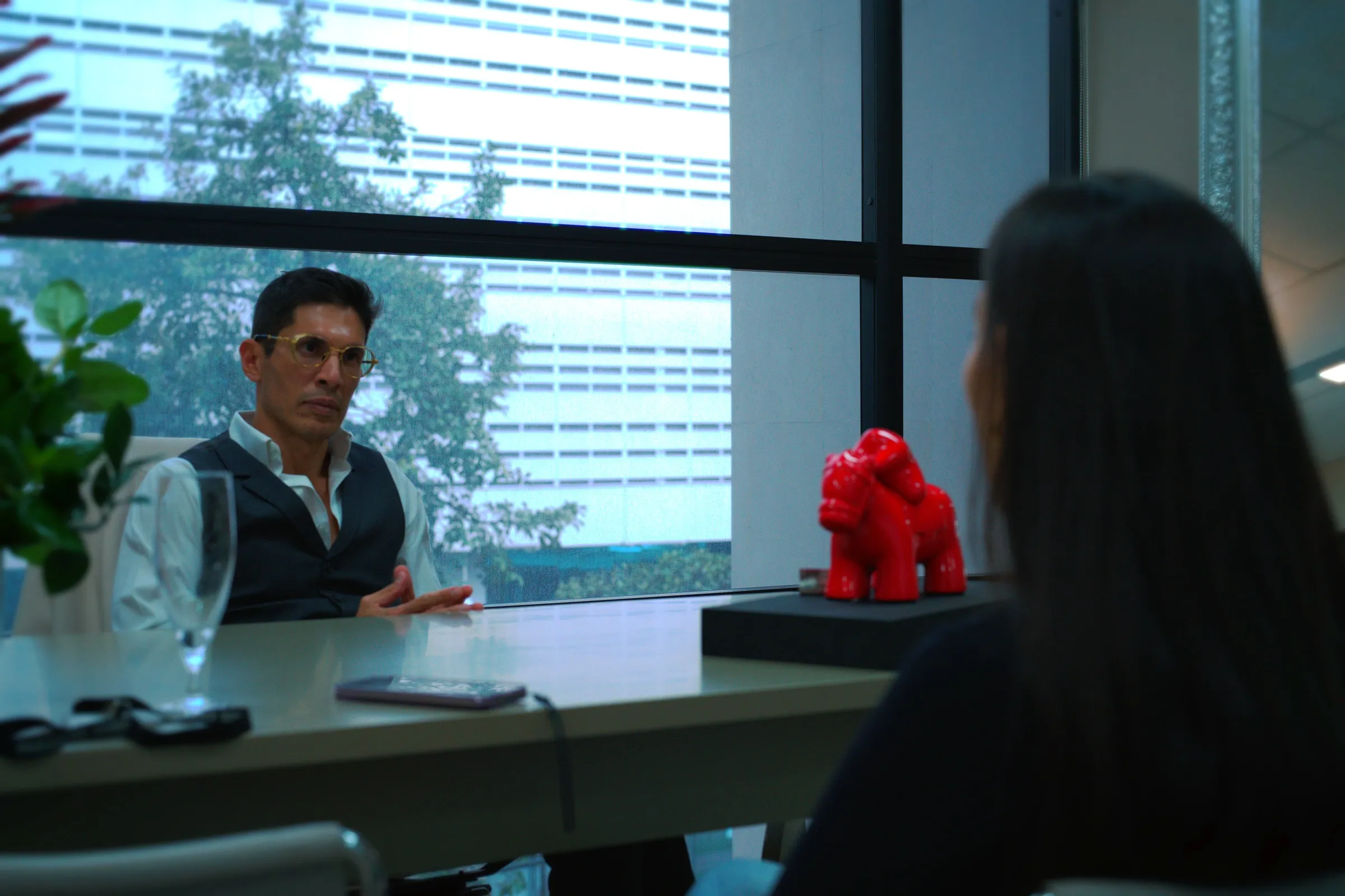 Dr. José Ricardo Becerra en consulta diagnóstica personalizada en su consultorio privado