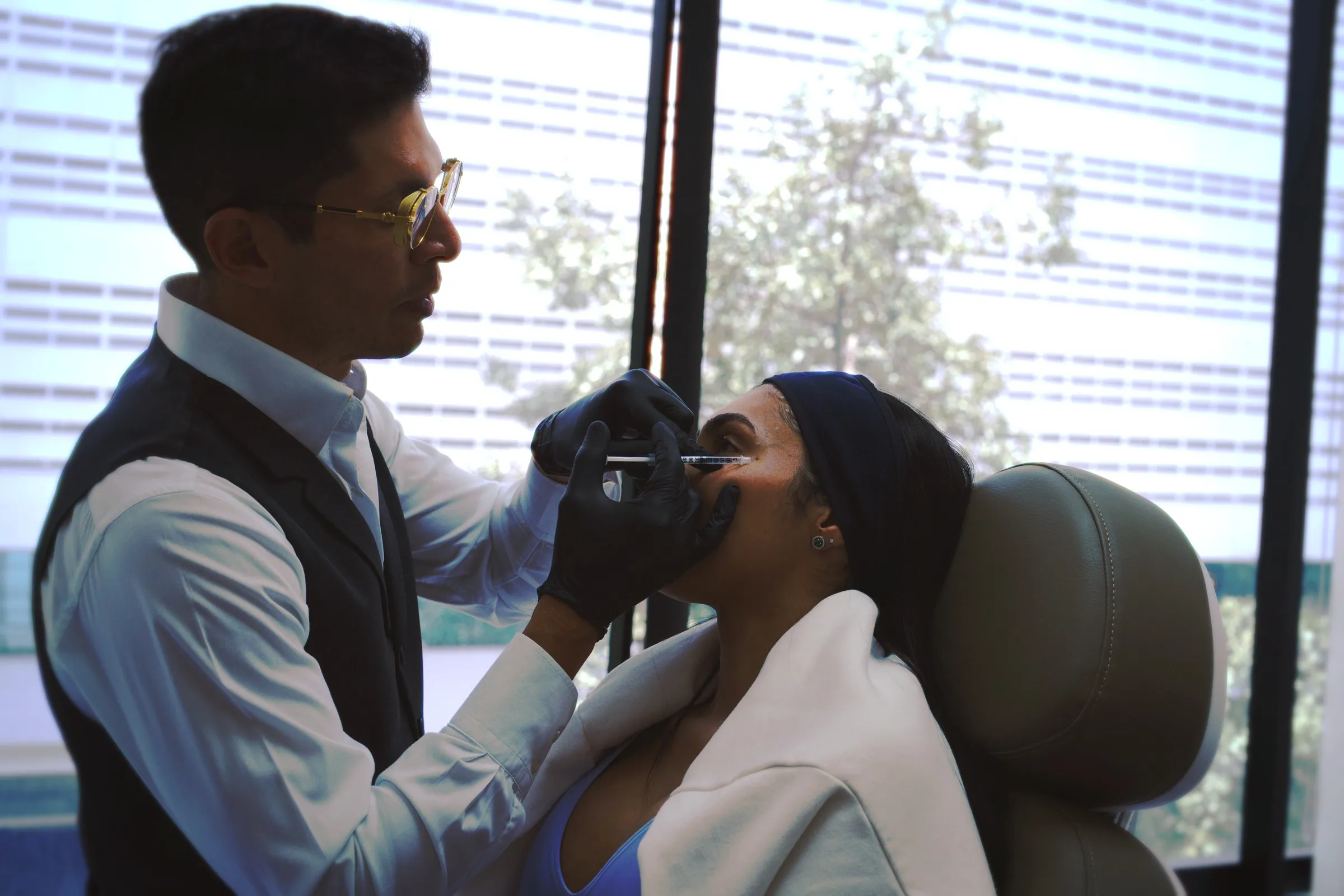 Dr. José Ricardo Becerra en procedimiento de micro-armonización y bioestimulación facial