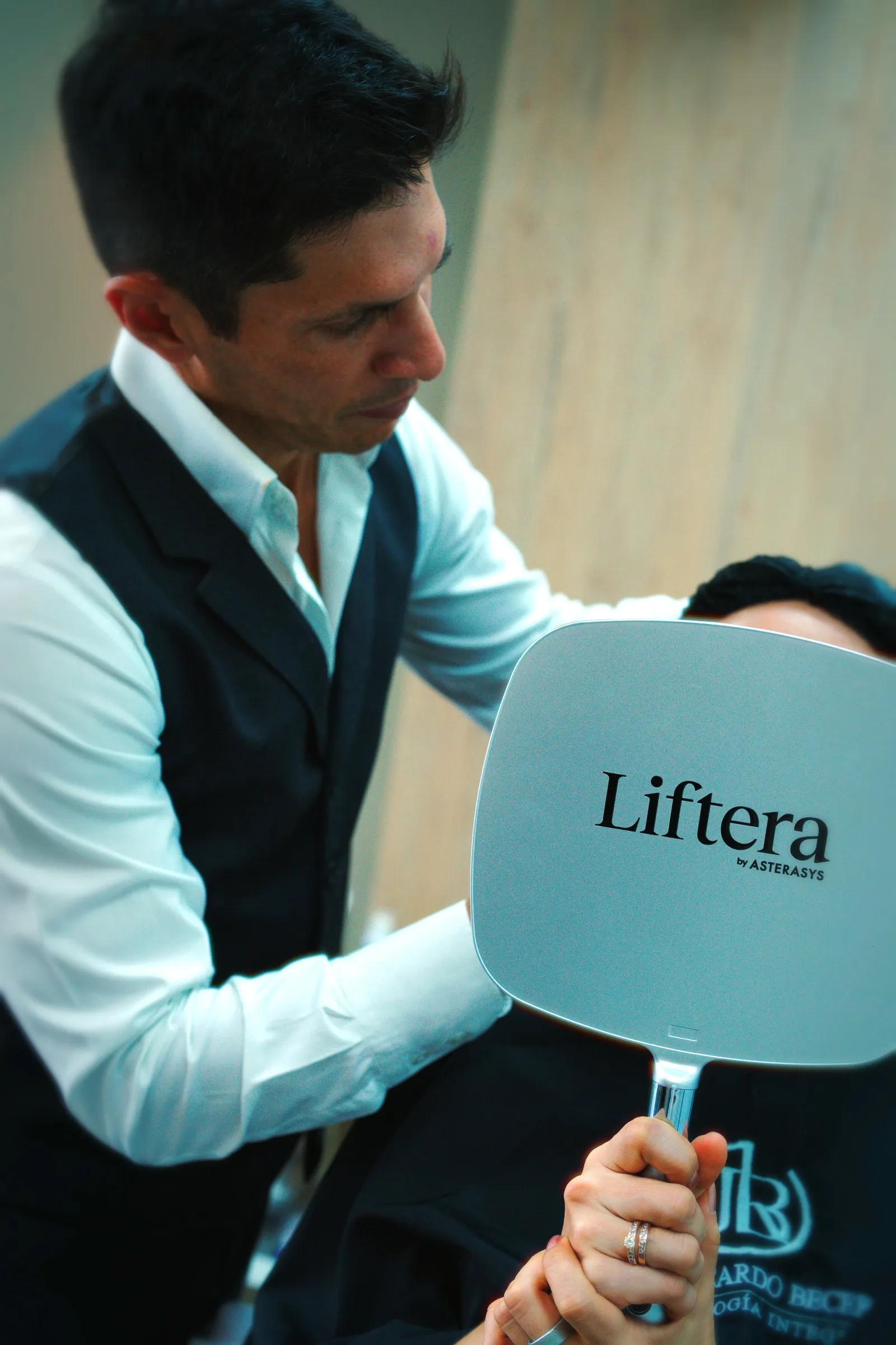 Dr. José Ricardo Becerra con tecnología Liftera HIFU para lifting facial no invasivo
